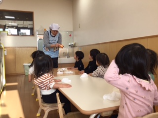 1歳児みかん組 みかんの皮むき
