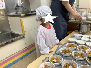 ３歳児　ほし組　おいしい給食の時間！