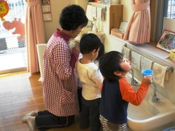 09'12月 風邪予防うがい指導2.JPG