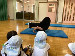 風組　体育指導　でんぐり返し（3歳児）