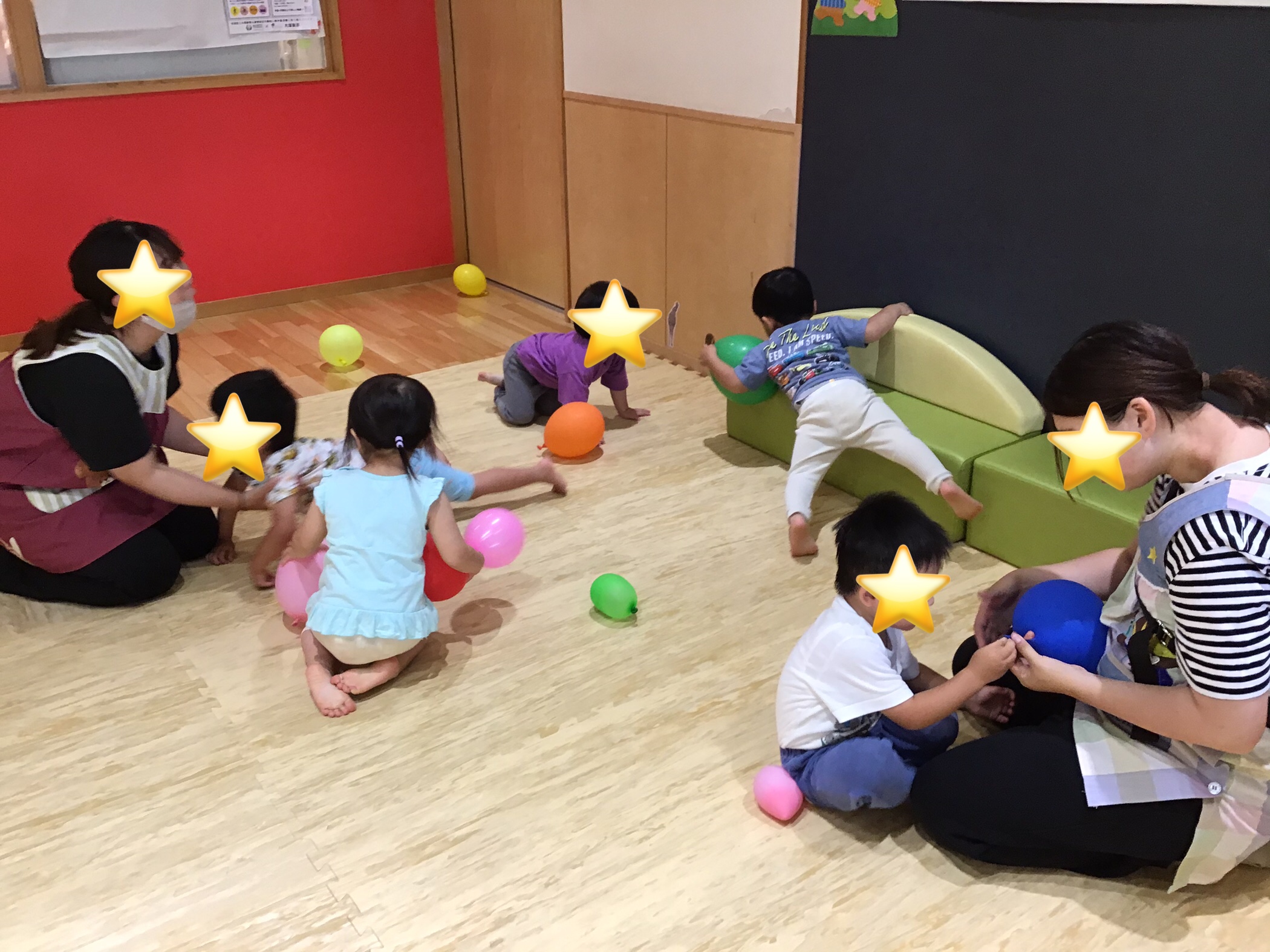 2歳児 うみ組 エントランスで遊びました