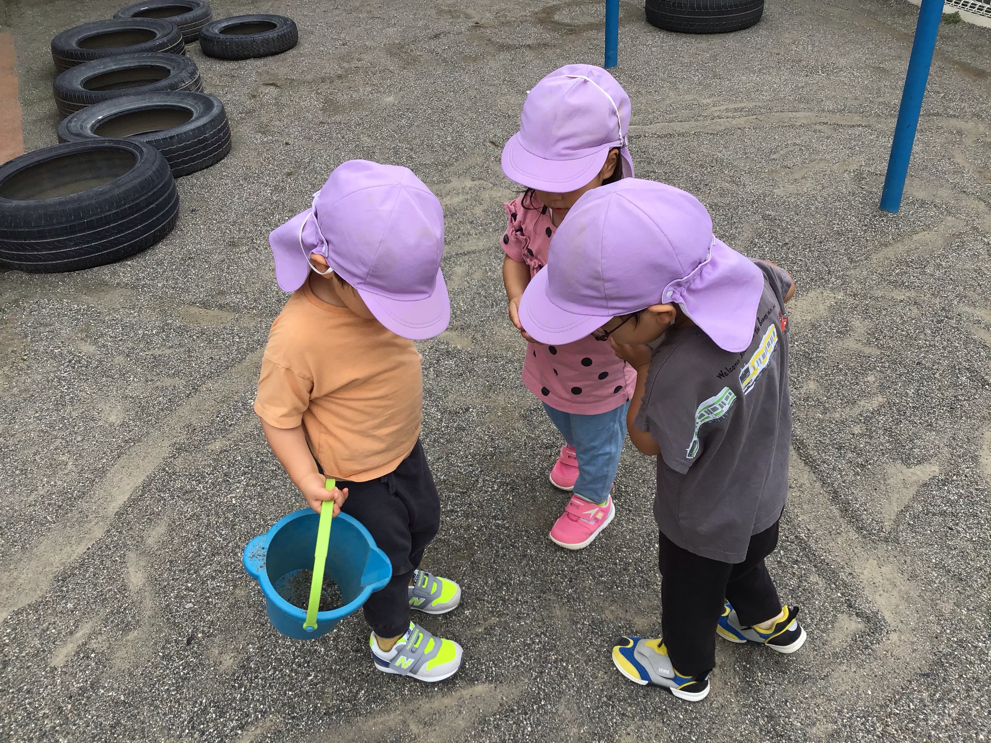 2歳児 うみ1組 園庭に出て遊びました