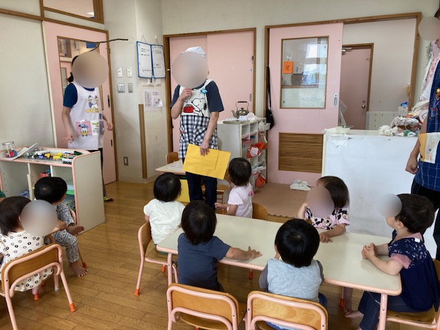 虹1組 食具の持ち方についてのお話を聞きました! (2歳児)